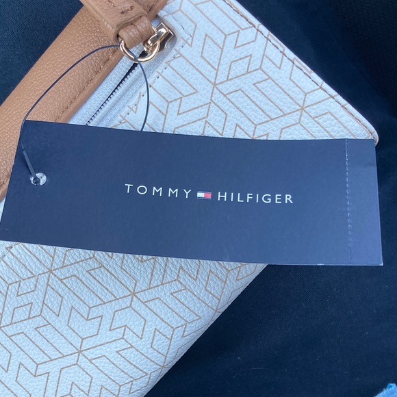 Tommy Hilfiger Women’s Monogram Jacquard Flap Wallet in Beige and White - Picture 3 of 4